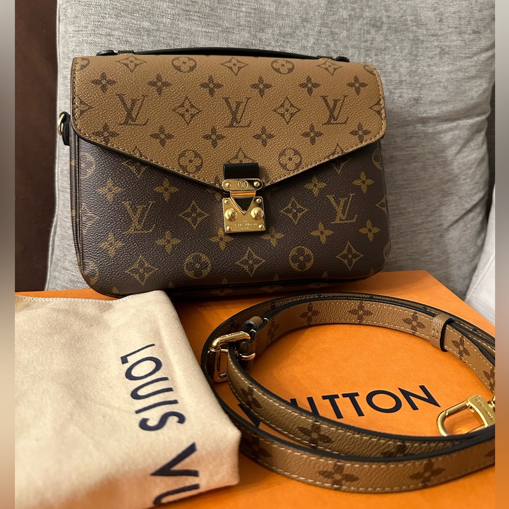 Authentic Louis Vuitton pochette Métis reverse